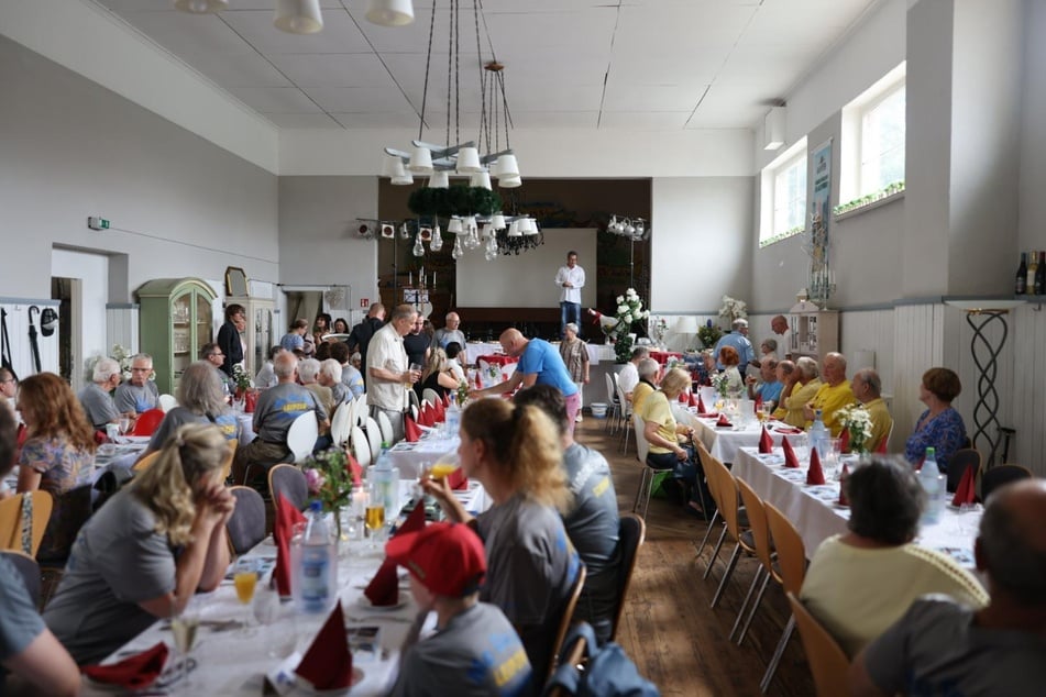 Bis auf den letzten der 100 Plätze war der Festsaal im Gohliser Gartenlokal "Schnitzel Liebe" belegt.