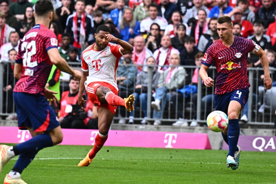 Der Moment des ersten Durchgangs: Serge Gnabry (M.) trifft zum 1:0 für die Bayern.