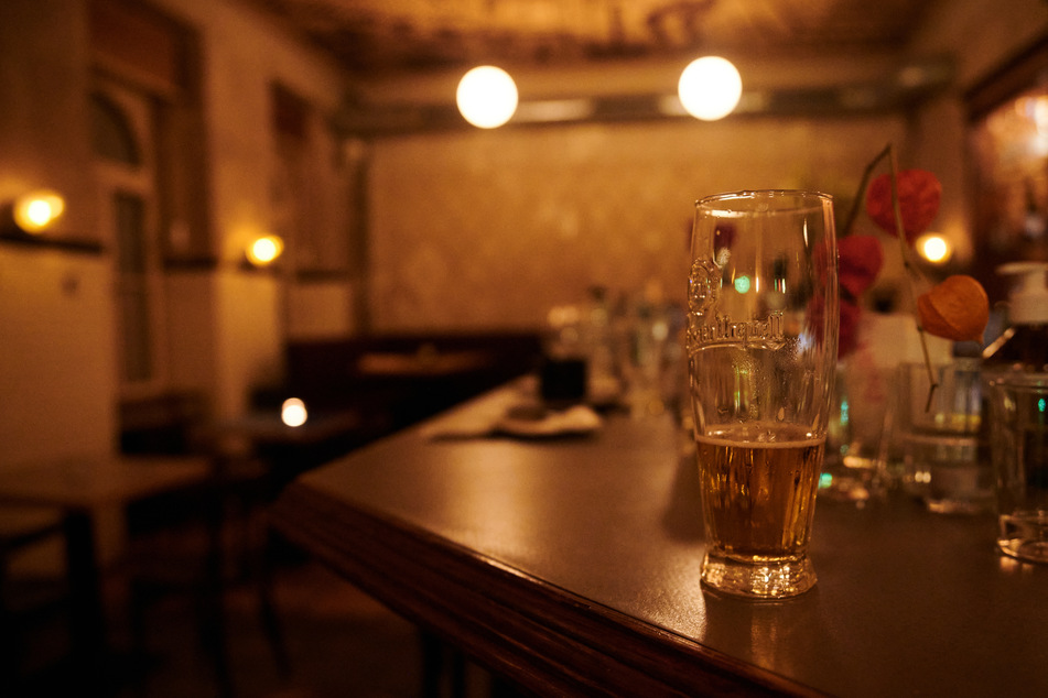 Wegen der Corona-Pandemie gibt es in Berlin ab sofort eine nächtliche Sperrstunde und strengere Kontaktverbote für drinnen und draußen.