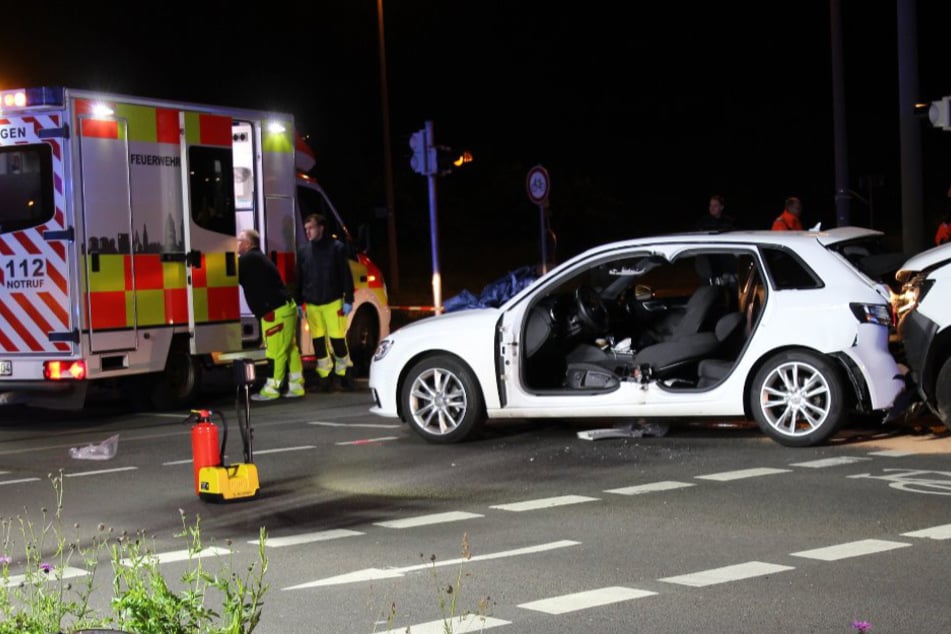 Heftiger Crash in Leipzig: Transporter kracht auf Audi, Fahrer aus Wagen geschnitten
