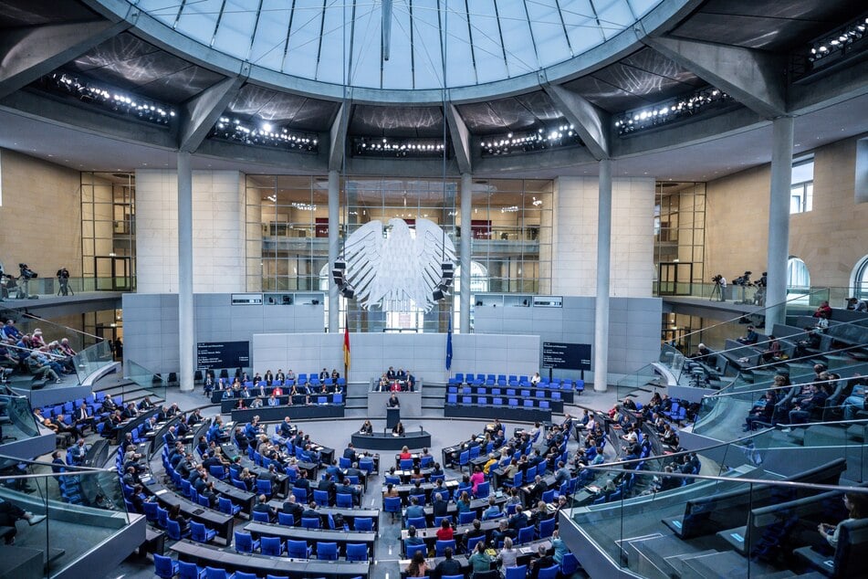 Das Gesetzespaket erhielt im Bundestag 386 Stimmen, 313 Gegenstimmen und 3 Enthaltungen.