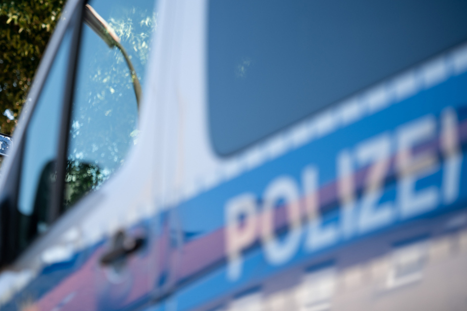 Männer treten und schlagen 30-Jährigen: Polizei sucht Zeugen