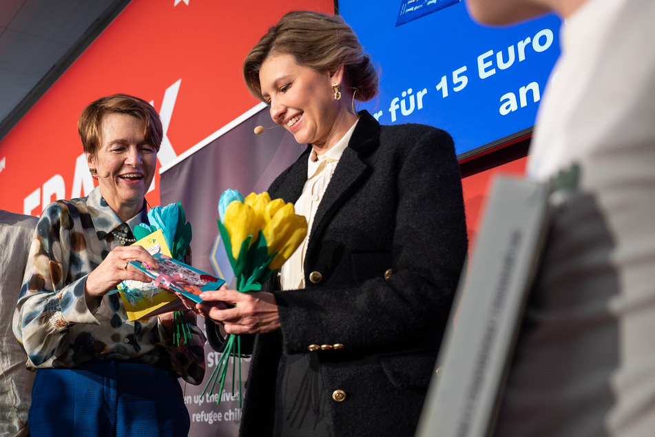 Elke Büdenbender (60,l), Ehefrau von Bundespräsident Steinmeier, und Olena Selenska (44), Ehefrau des ukrainischen Präsidenten, während der Vorstellung des Buch- und Hörbuchprojekts "Better Time Stories" auf der Frankfurter Buchmesse.