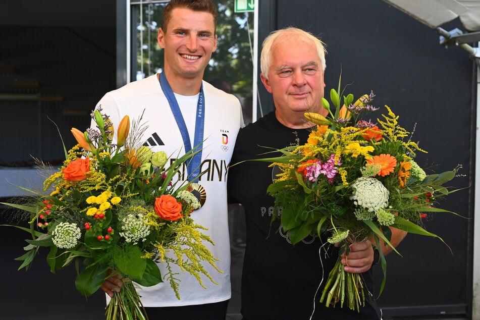 Erfolgsduo! Kanute Tom Liebscher-Lucz (31) und sein Heimcoach Jens Kühn. 2024 freuten sie sich über das dritte Olympia-Gold nach 2016 und 2021.