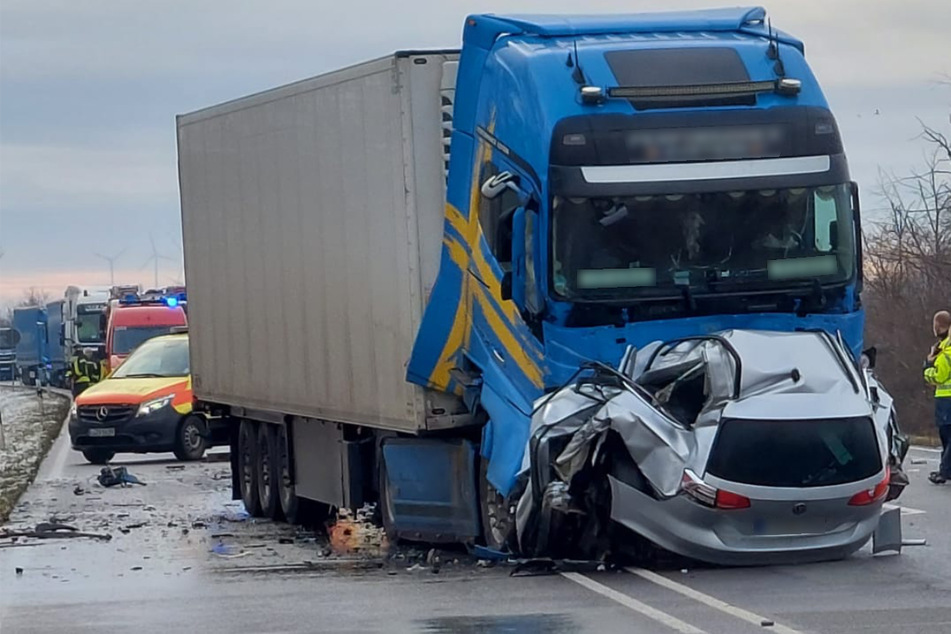 VW kracht frontal in Lkw: Schrecklicher Unfall nahe Leipzig fordert Todesopfer