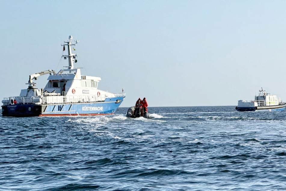 Mithilfe von zahlreichen Booten wollen die Einsatzkräfte vor Ort dem Wal in Richtung Freiheit verhelfen.