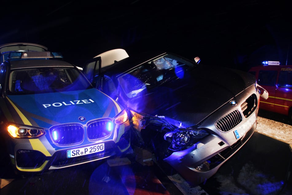 Mit dem Dienstwagen wollten die niederbayrischen Beamten eine Unfallstelle sichern.