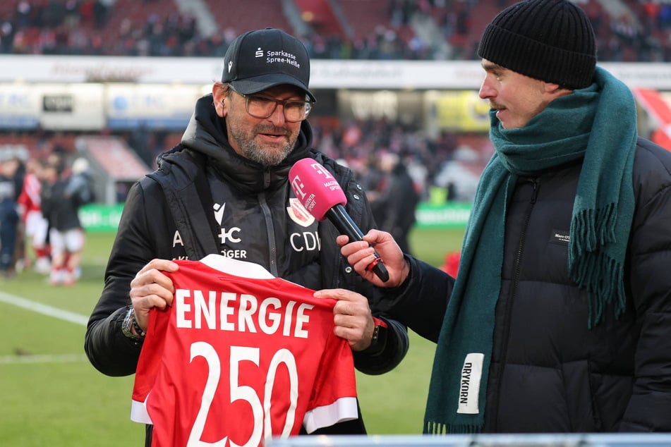 Nach Spielschluss überreichte Energie Wollitz ein Trikot für den 250. Sieg als Cottbus-Trainer.