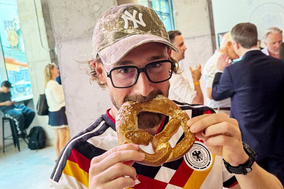 Ultramarathonläufer Dominik Stroh (335) feiert seine Leistung mit einer Brezel.