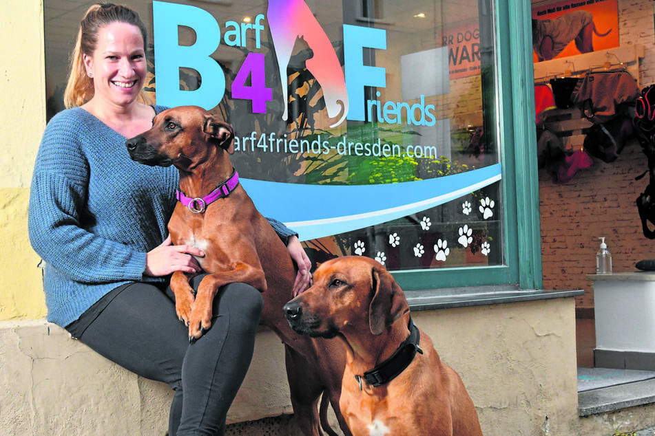Babette Irmscher (33) mit Gianna (2, auf dem Schoß) und Malou (4). Wegen der beiden fing sie erst an, sich näher mit Hundeernährung auseinanderzusetzen.