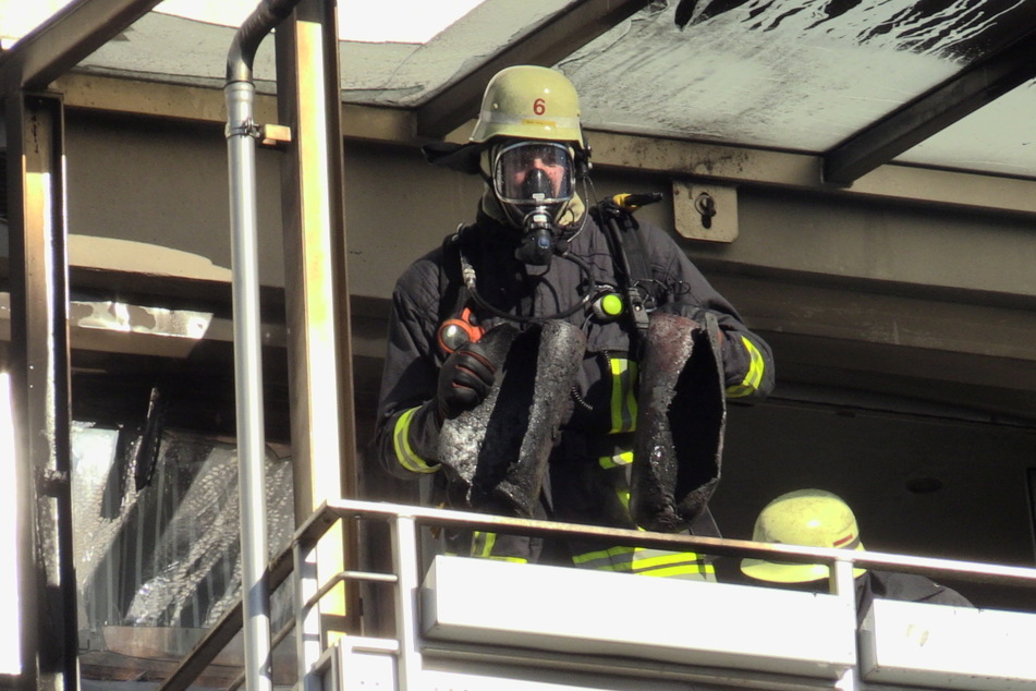 Die Feuerwehr löschte den Balkonbrand in Düsseldorf und fand dann in der Wohnung verdächtige Gegenstände.