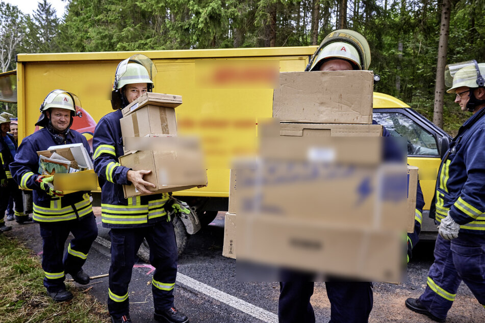 Einsatzkräfte der Feuerwehr mussten die nicht ausgelieferten Pakete umlagern.