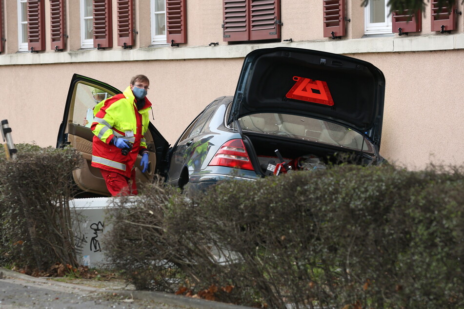 Der Benz wurde letztlich von der Hauswand gestoppt. Ein Notarzt kümmerte sich sofort um Fahrer Mike H.