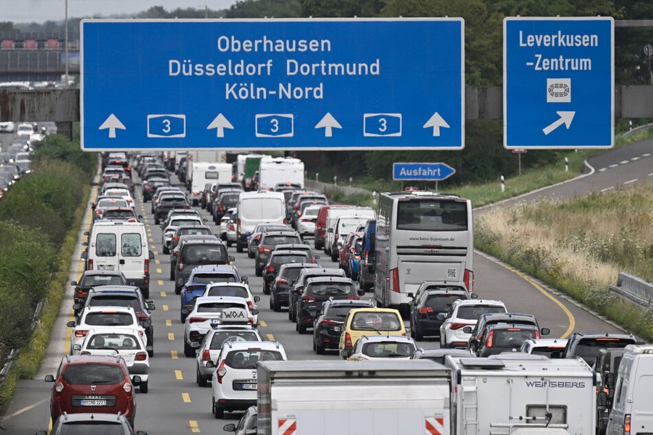 Wegen Bauarbeiten an einer Brücke muss die A1 bei Leverkusen rund um den zweiten Advent gesperrt werden (Symbolbild).