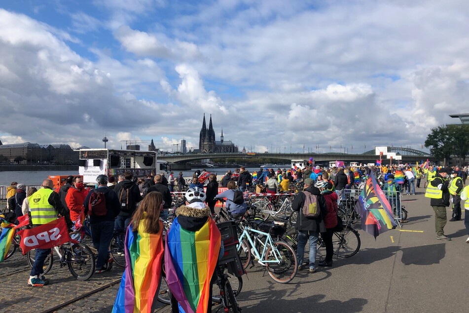 Ausgestattet mit Regenbogenfahnen haben am Sonntag rund 2000 Teilnehmer einer Fahrraddemo gegen die Ausgrenzung von Lesben und Schwulen demonstriert.