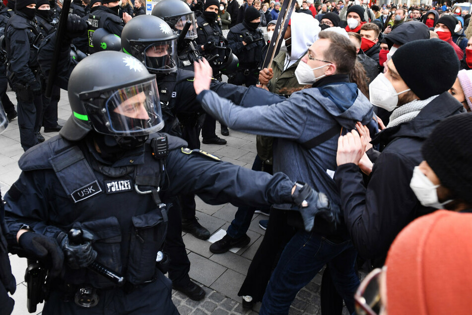 Auf dem Marienplatz versuchen Polizisten während der Demo für Ordnung zu sorgen. Nur wenige Gehminuten entfernt findet sie Sicherheitskonferenz statt.