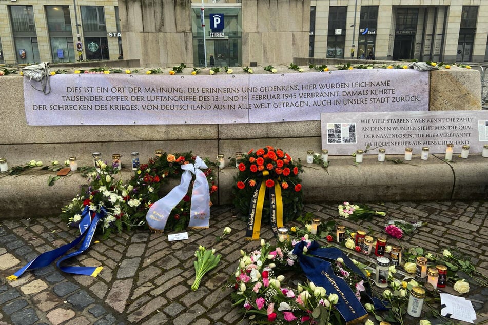 Kränze von CDU, AfD und "Jungen Nationalisten" liegen auf dem Altmarkt.