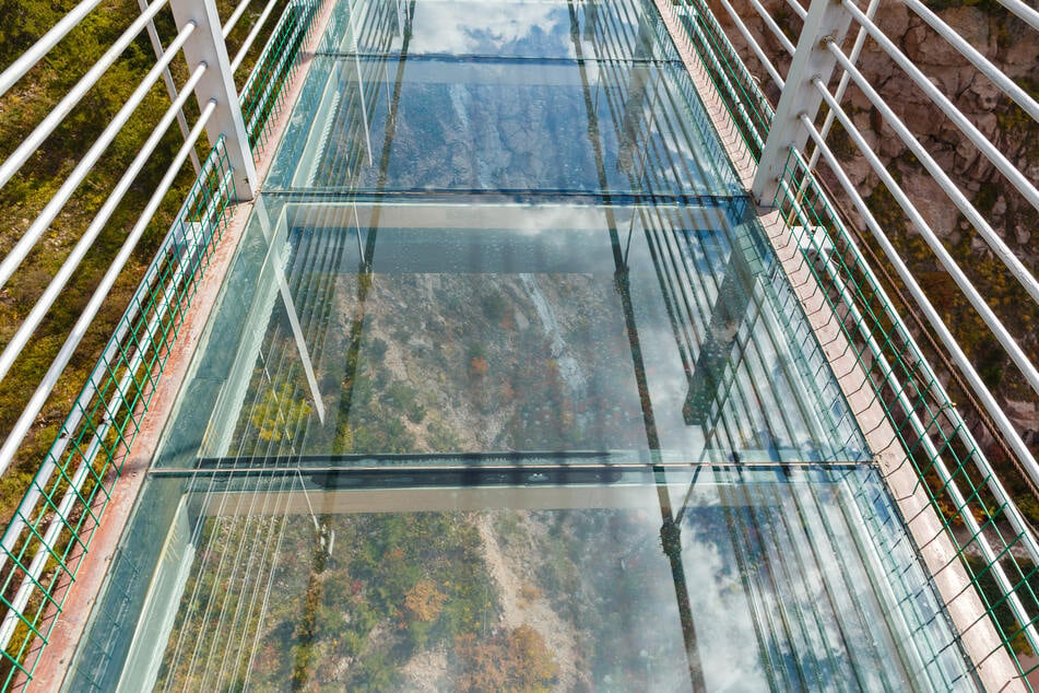 Zwei Touristen stürzten von der Glasboden-Brücke "The Geong", einer Touristen-Attraktion in Indonesien 10 Meter in die Tiefe. (Symbolfoto)