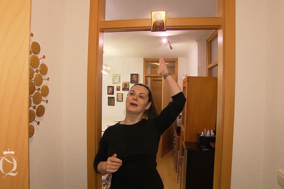 Kandidatin Theodora (53) mit der Ikone, die das Rad ins Rollen brachte.