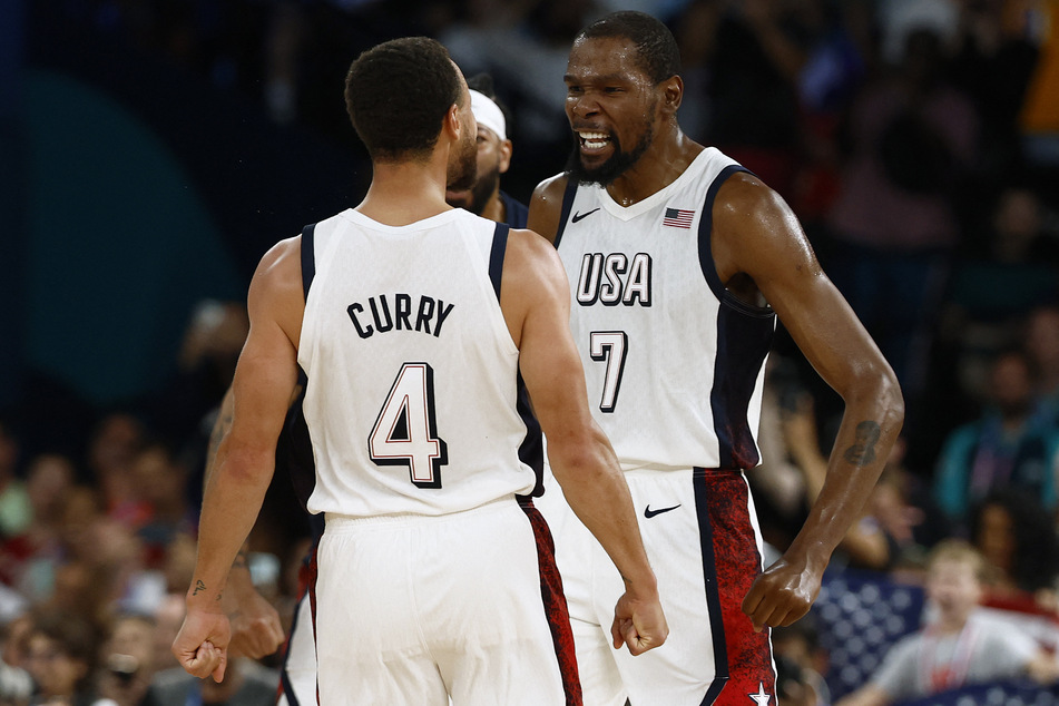 Kevin Durant (r.) and Stephen Curry of Team USA react during their men's basketball semifinal match against Serbia at the Paris Olympics.