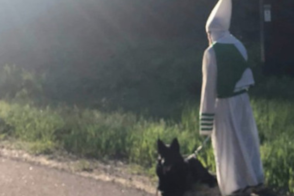 Beim Gassigehen: Mann trägt Ku-Klux-Klan-Outfit!
