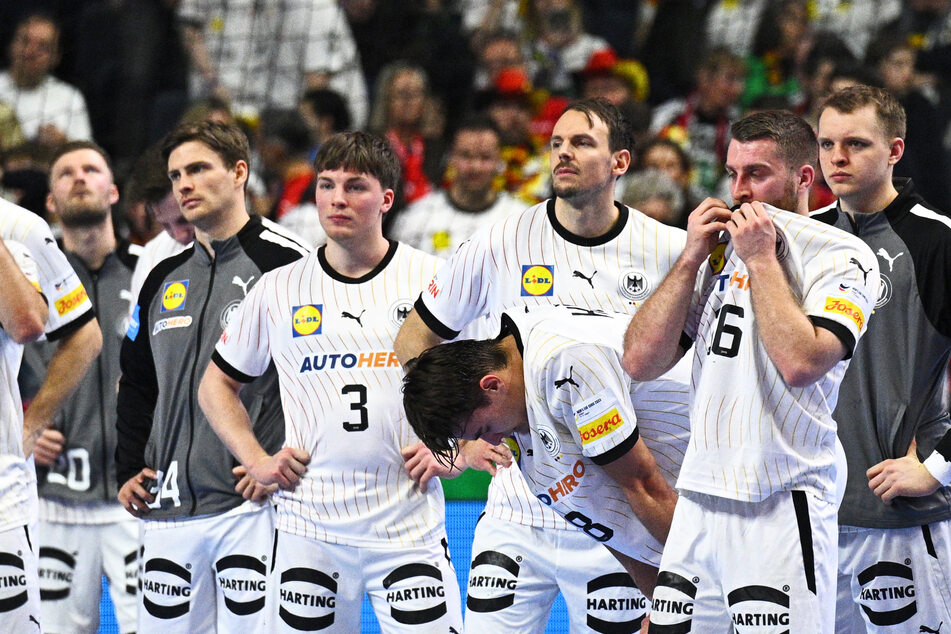 Enttäuschte Gesichter: Die deutschen Handballer verpassen bei der Heim-EM Bronze und das vorzeitige Olympia-Ticket.