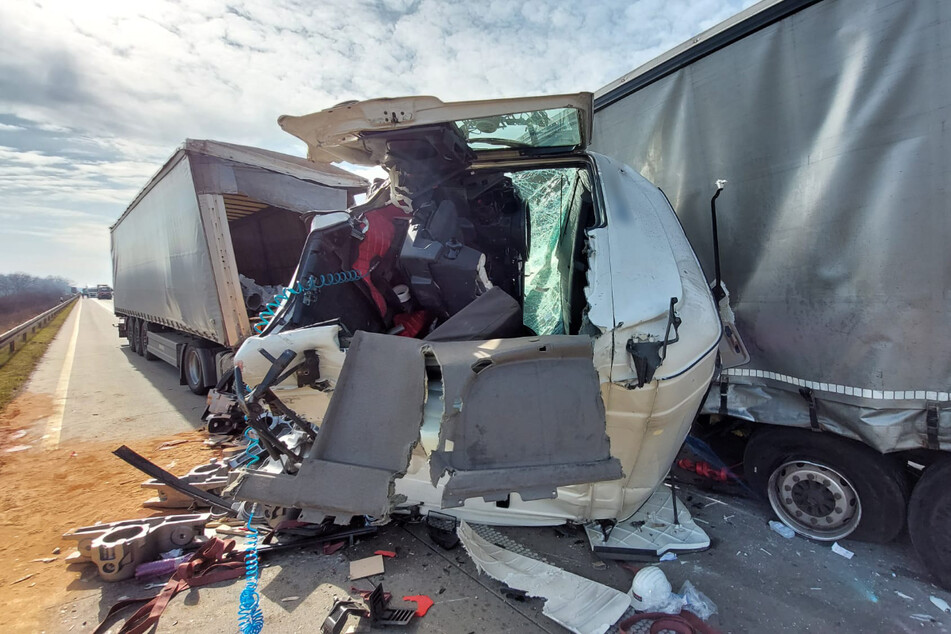 Das Führerhaus, in dem der Fahrer des Unfallfahrzeugs eingeklemmt war, wurde bei dem Aufprall komplett zerstört.