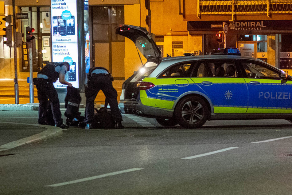 Polizisten machen sich bereit für den Einsatz.