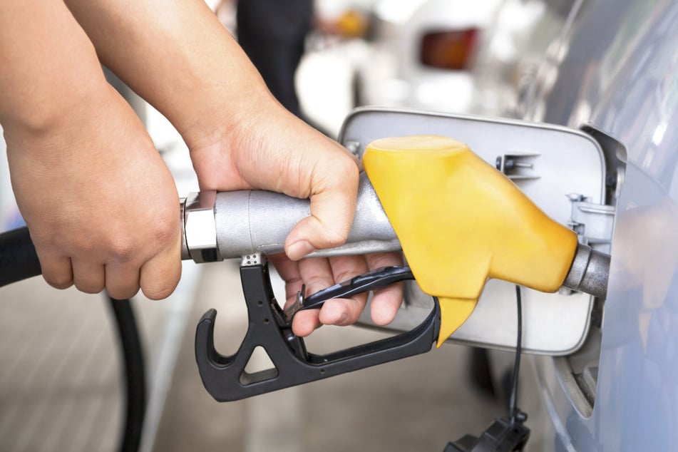 Wer sein Auto mit Diesel und Benzin antreibt, muss tief in die Tasche greifen. Eine Situation, über die E-Auto-Fahrer nicht einen Moment nachdenken müssen. (Symbolbild)