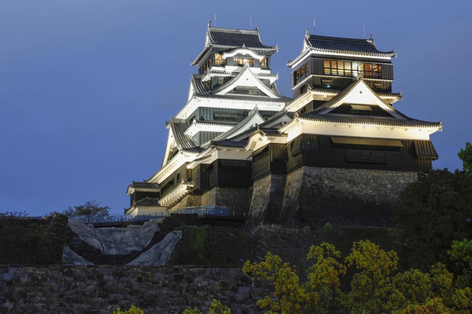 Die historische Burg in Kumamoto.