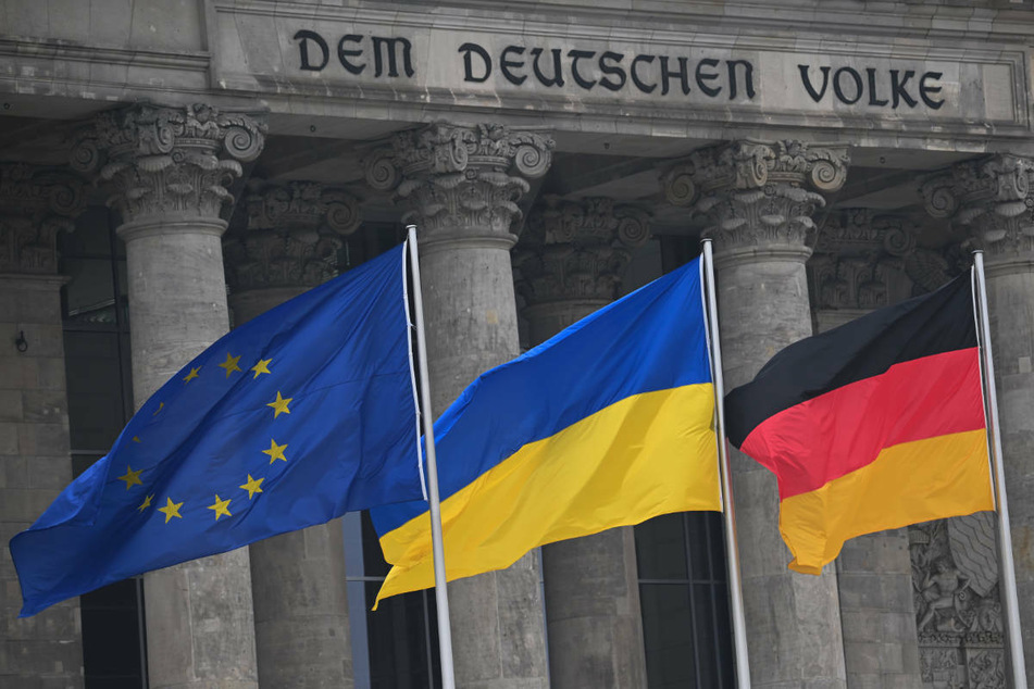 Erinnerung an Tote von Butscha: Ukrainer wollen sich vor Reichstag auf die Erde legen