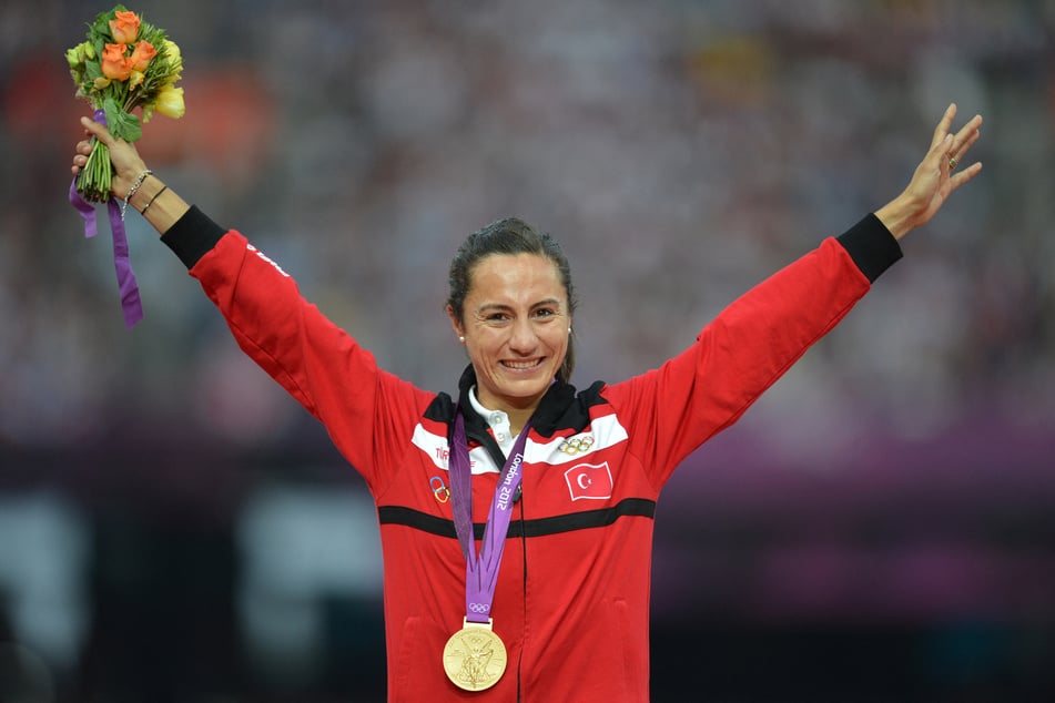 Asli Çakir Alptekin (39), die bei der Siegerehrung die Goldmedaille umgehängt bekam, wurde als eine der ersten Läuferinnen überführt.