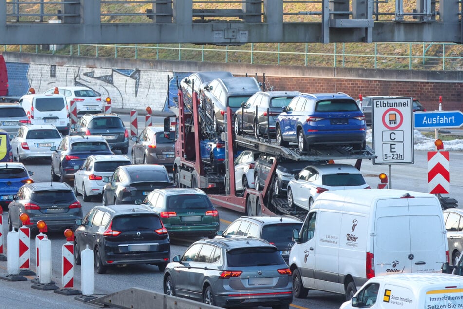Autofahrer müssen lange Umwege und Staus in Kauf nehmen.