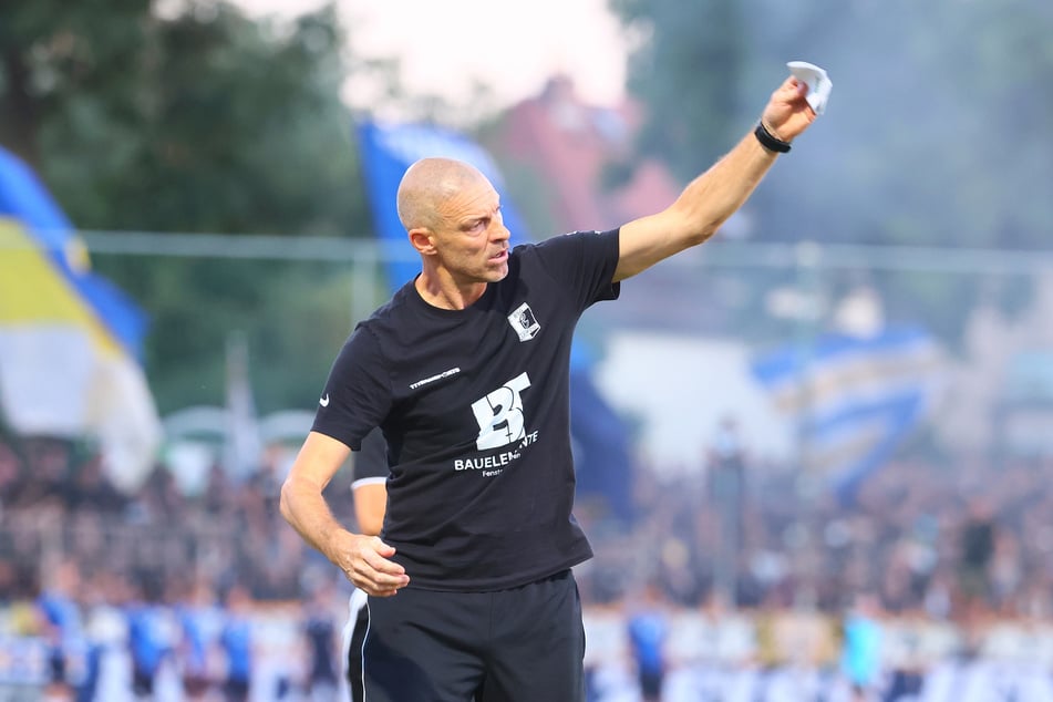 Chemie Leipzigs Trainer Alexander Schmidt (57) muss seine Mannschaft jetzt ganz dringend in die Spur bringen.