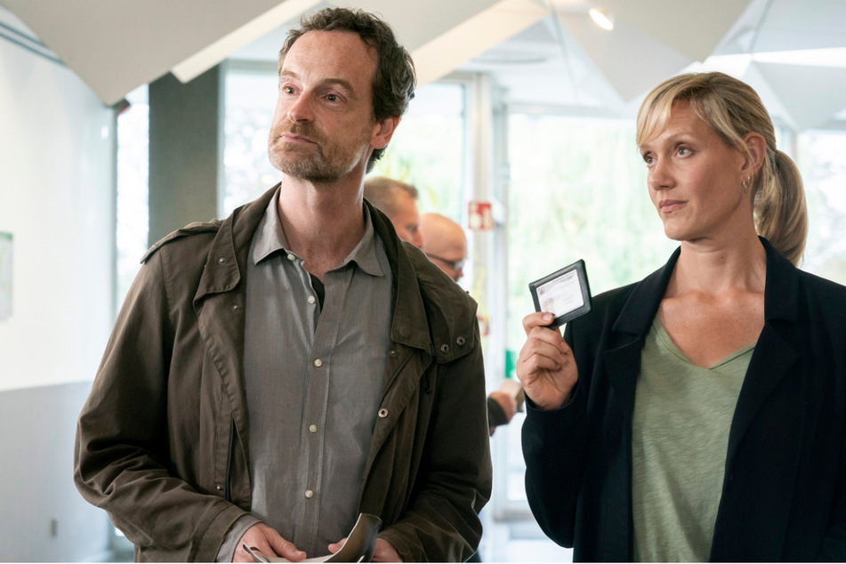 Peter Faber (Jörg Hartmann, 52) und Martina Bönisch (Anna Schudt, 47) ermitteln verdeckt bei einem Pick-Up-Artist-Seminar und geben sich danach als Polizisten zu erkennen.