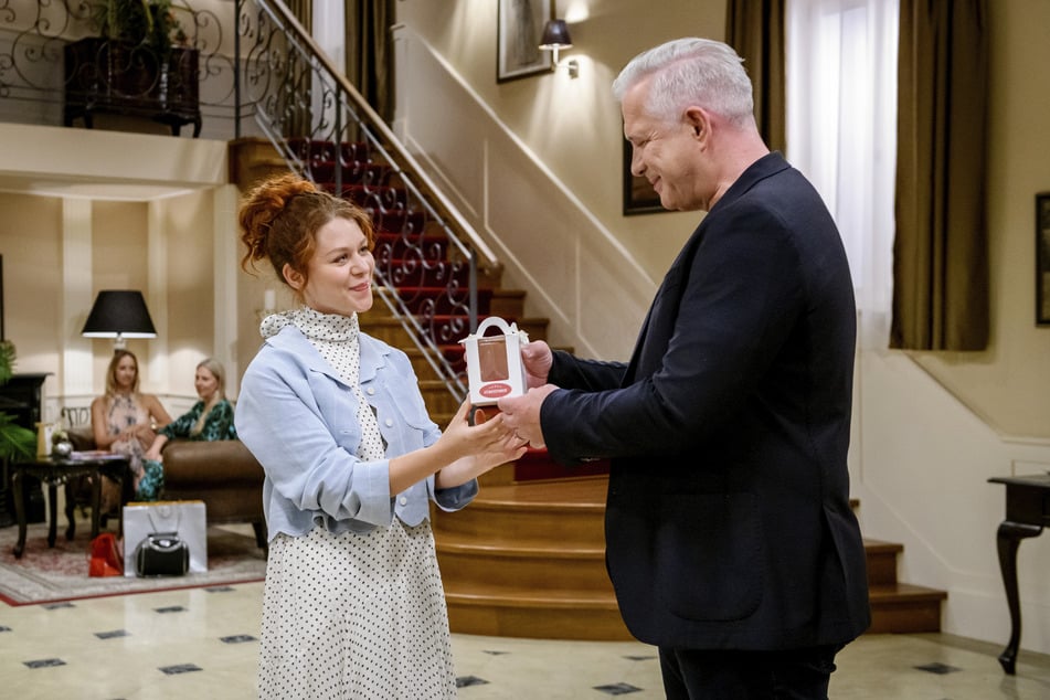 Fanny (Johanna Graen) bedankt sich bei Alexander Herrmann für seine Hilfe.