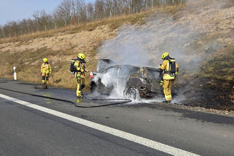 Die Feuerwehrleute löschten, doch das Auto ist nur noch ein Wrack.