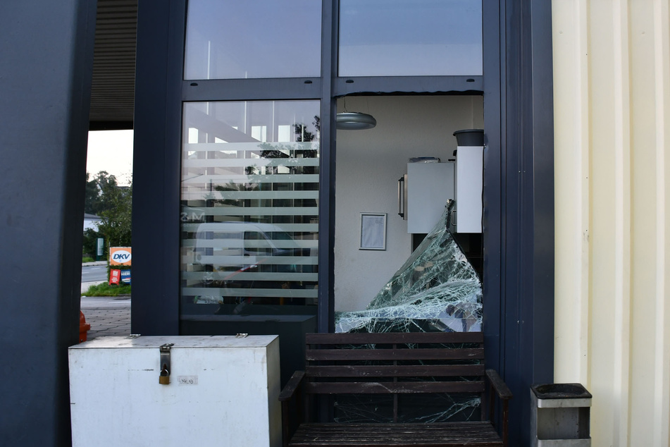 Durch ein Fenster, das an der Seite der Tankstelle liegt, verschafften sich die Einbrecher Zutritt zum Innenraum.