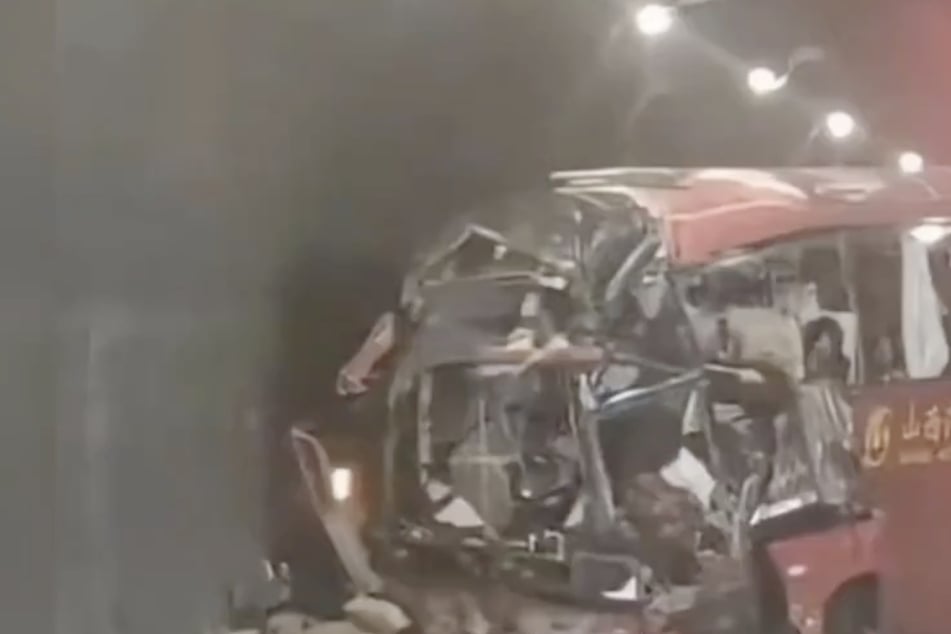 Bus prallt gegen Tunnelwand: 14 Tote, mehr als 30 Verletzte