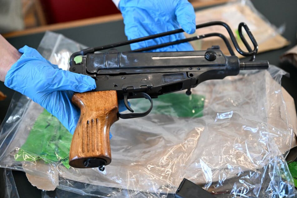 Ermittler heben gigantisches Waffenlager aus: Anklage gegen Männer-Trio