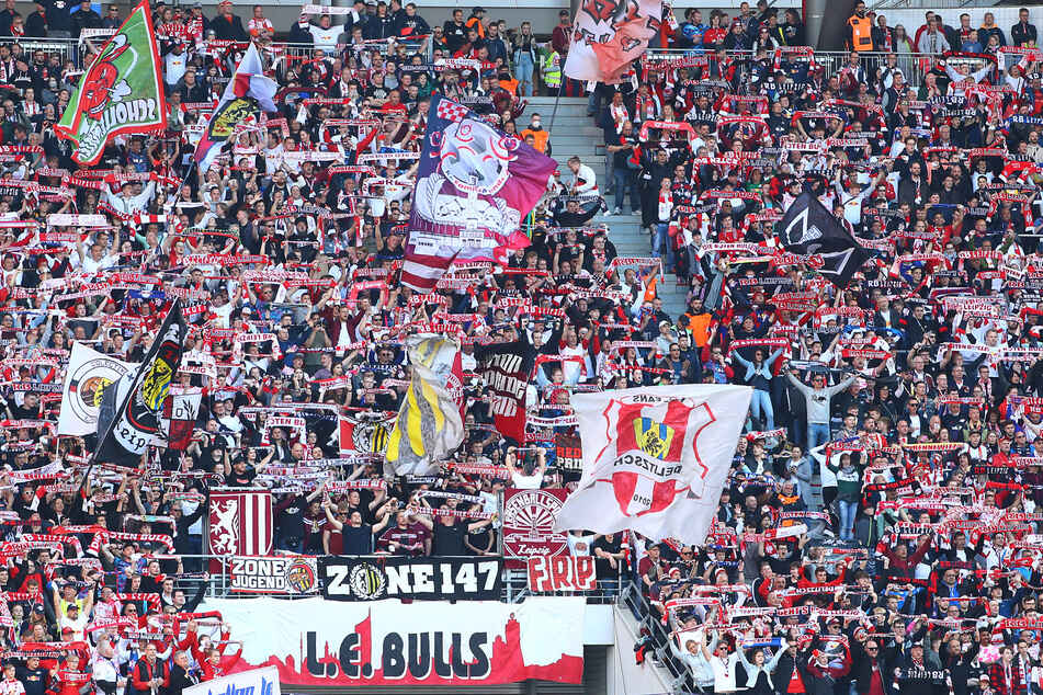 In Zukunft müssen Fans von RB Leipzig mehr Geld bezahlen, um im Stadion bei den Spielen dabei zu sein.