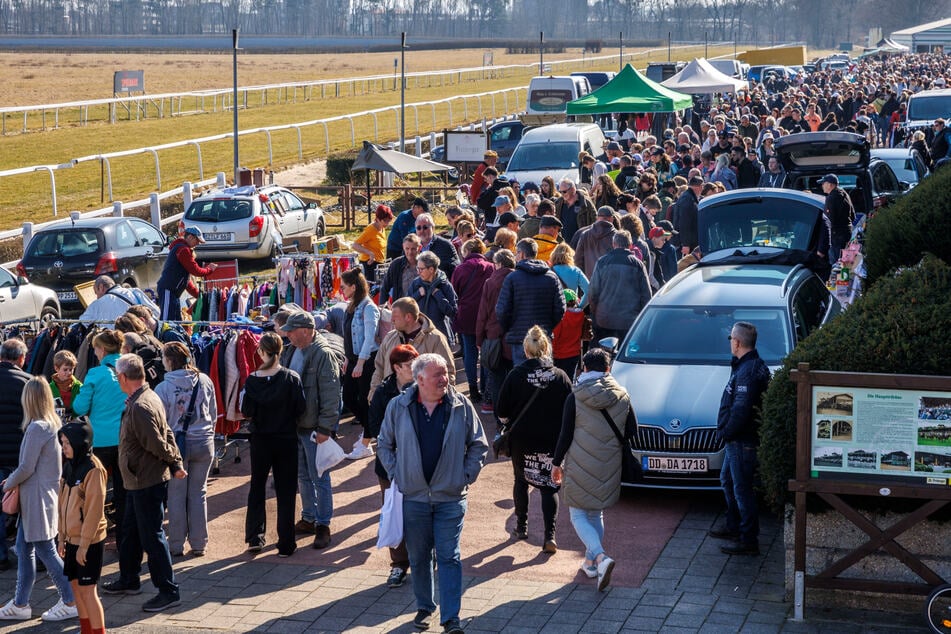 Das Frühlingswetter lockte zahlreiche Trödler auf die Galopprennbahn.