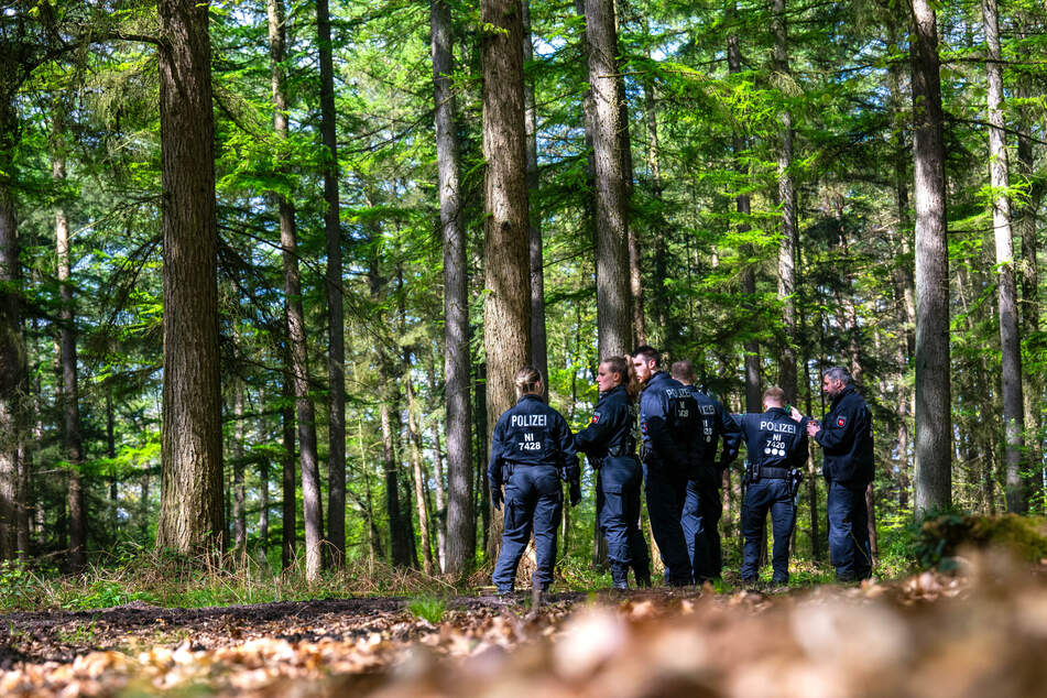 Einsatzkräfte durchsuchen einen Wald in der Nähe von Arians Elternhaus.