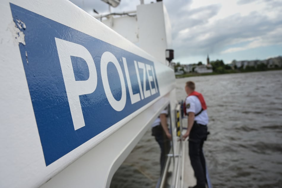 Auch die Wasserschutzpolizei war am Sonntagnachmittag auf dem Rhein in Neuss im Einsatz. (Symbolfoto)