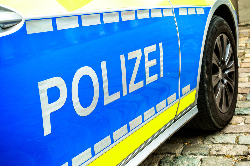 Nachdem ein Senior (†81) nach einem Sturz in einem Linienbus im Krankenhaus verstorben ist, sucht die Polizei Zeugen des Unfalls. (Symbolbild)
