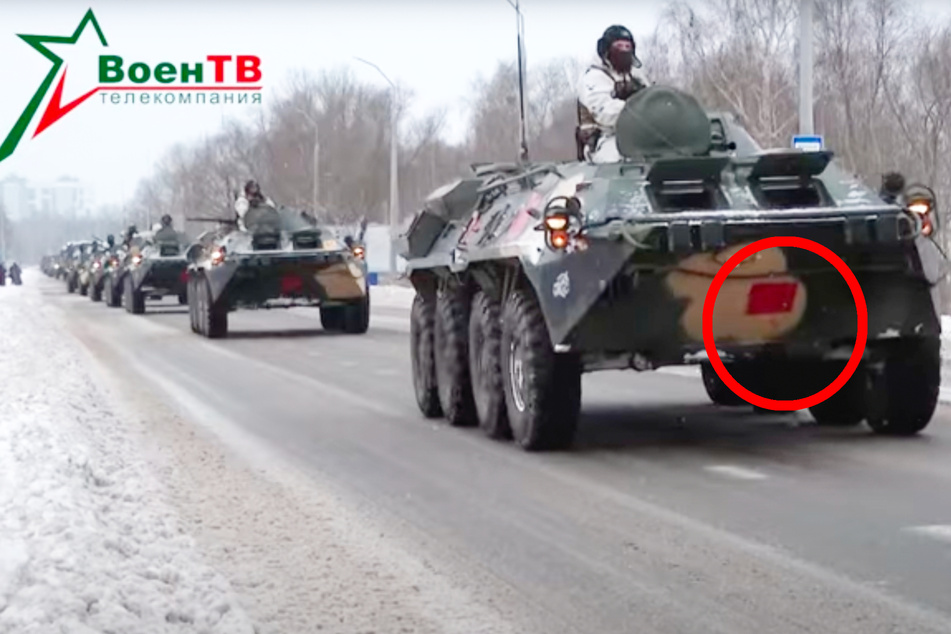 Ein Kolonne belarussischer BTR-80 mit dem "roten Quadrat" als taktische Kennzeichnung.