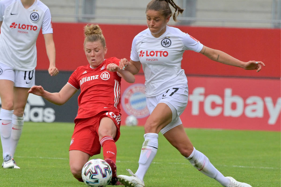 Münchens Linda Dallmann (28, l.) grätscht Eintracht-Spielerin Laura Feiersinger (29) den Ball weg: 2021 holte der FC Bayern durch ein 4:0 gegen die SGE die Meisterschaft.