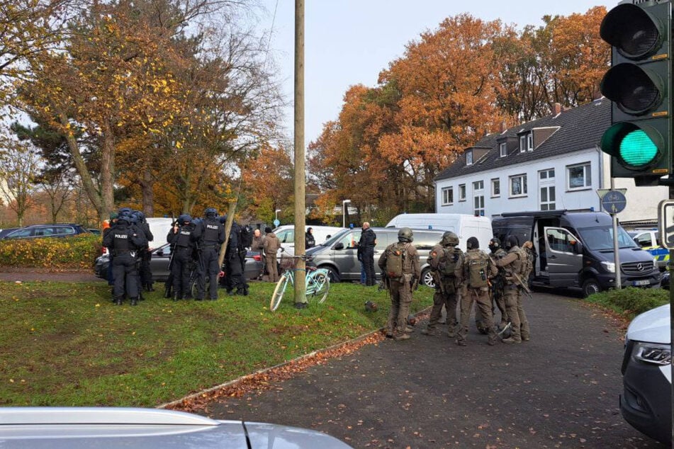 Zahlreiche Polizeikräfte waren vor Ort im Einsatz.