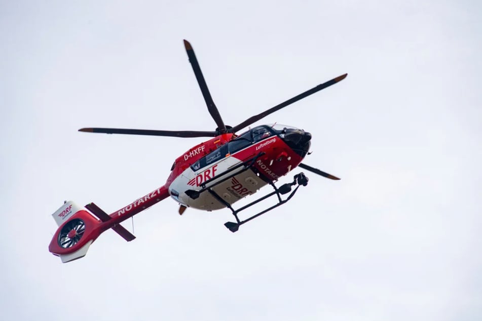 Der 40-Jährige wurde in einem Rettungshubschrauber nach Halle geflogen. (Symbolfoto)