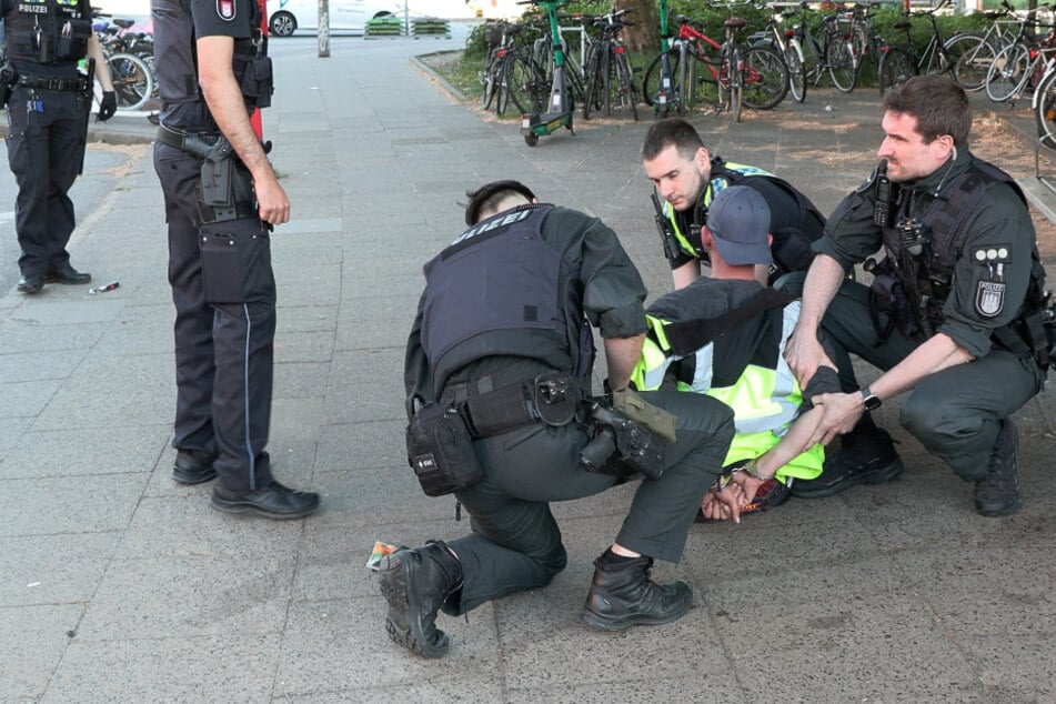 Die Einsatzkräfte brachten den Mann zu Boden und entwaffneten ihn. Verletzt wurde niemand.